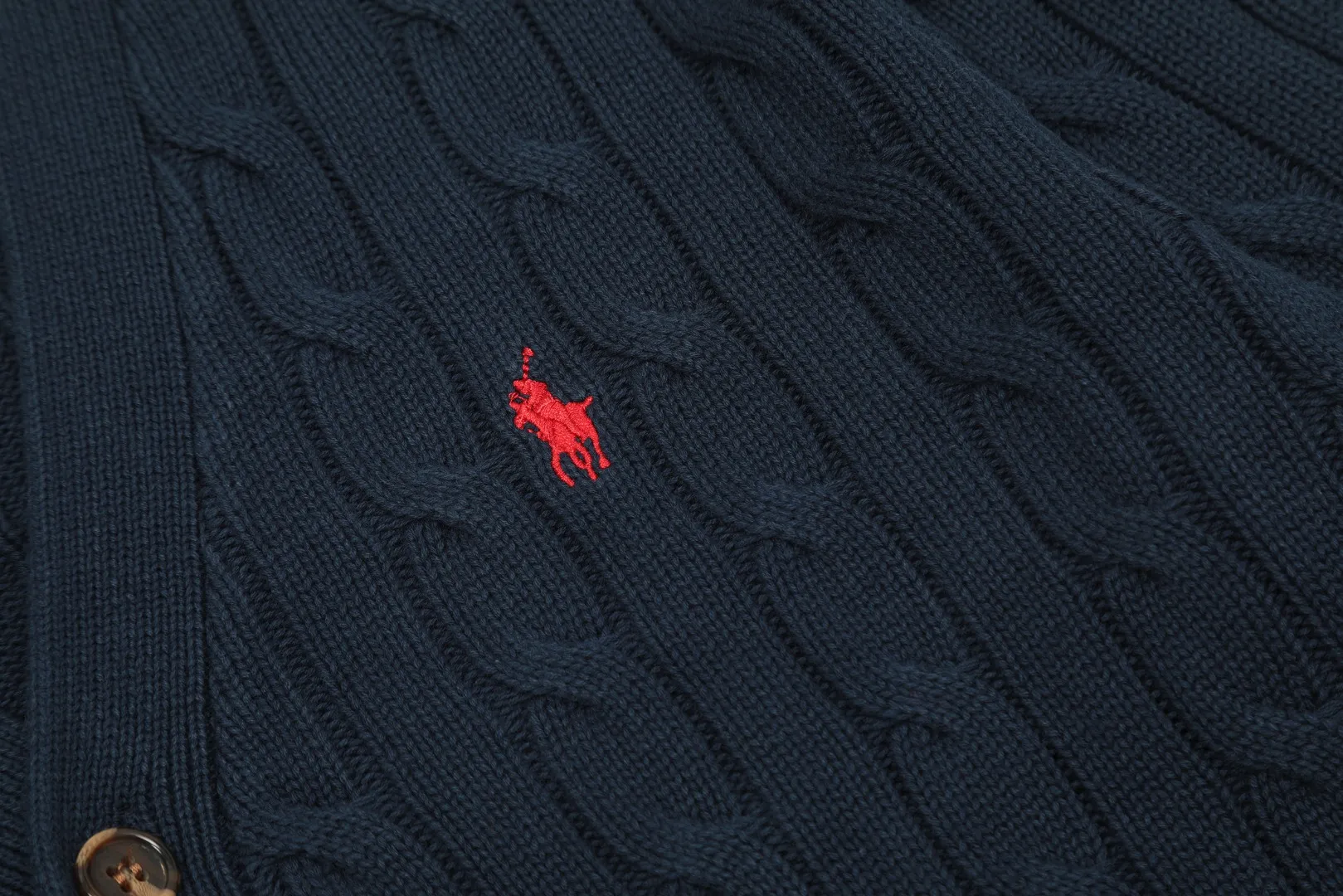 🅿️270 "Top quality" Style number: DS013# [Ralph Lauren V-neck solid color pony embroidered logo twist knitted cardigan] ✅Ralph Lauren classic basic versatile all-season couple knitted cardigan jacket ✅Main supplier platform live broadcast Wholesale entity Replacement if out of stock No removal from shelves ✅ZP quality 1:1 version Scan the code to enter the GF website Counter quality ✅Detailed quality The only one in Guangzhou Imported quality cotton yarn Focusing on high-end, cost-effective, good quality, needless to say. ✅The version is restored to the original. The maximum size can be worn up to 200 pounds. Loose, comfortable and stress-free. ✅The upper body is simple and easy to match. A must-have for ootd. Good-looking clothes are never picky. A must-have for couples with the same style. Size: S-XL. Color: black, navy, off-white, gray, light blue, khaki.